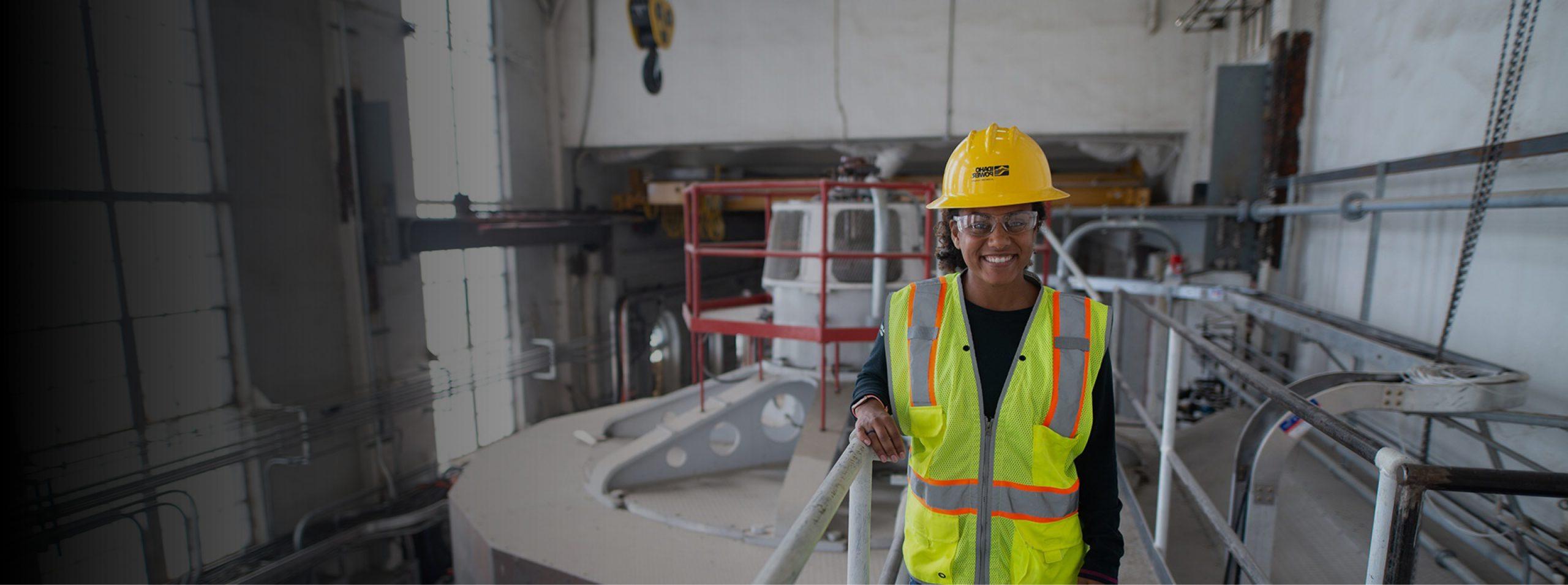图为一名爱达荷州电力公司的女工程师在电厂工作